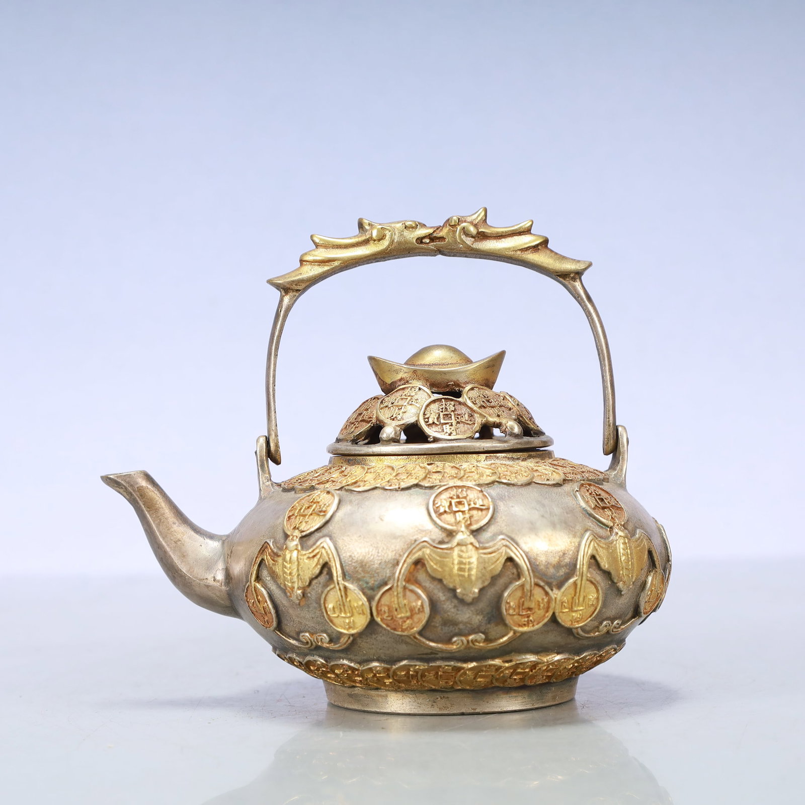 A Exquisite Gilt Silver Bats and Peach Pattern Teapot: A Exquisite Gilt Silver Bats and Peach Pattern Teapot Qing Dynasty, China Qianlong Four-character Mark Size:6.1inx4.3inx5.1in Weight:650g铜鎏金银福寿纹茶