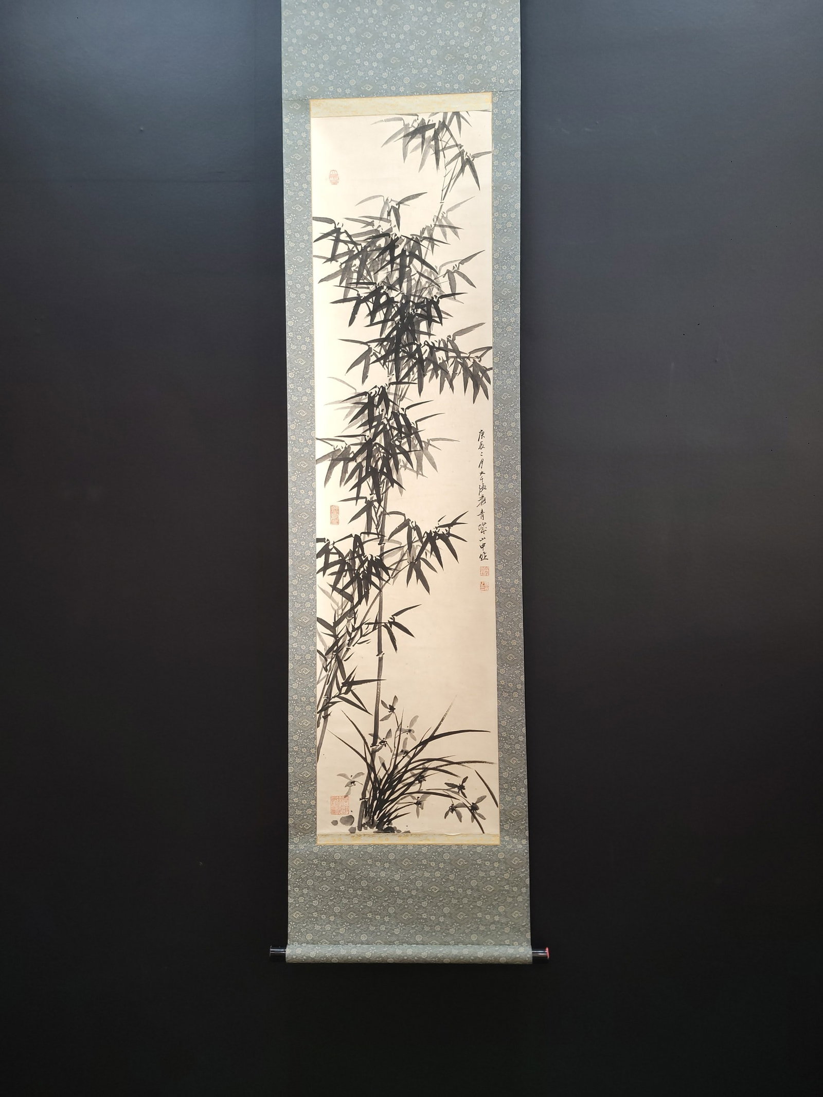 A Chinese Vertical Scroll Ink Painting of Bamboo on Paper,Zhang Daqian: A Chinese Vertical Scroll Ink Painting of Bamboo on Paper,Zhang Daqian,Size:(Without frame)13.4inx53.3in一幅中国水墨竹子图立轴,张