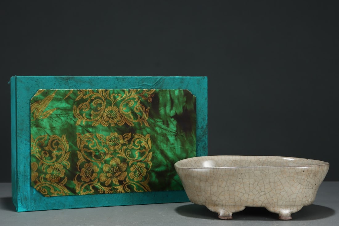 An Exquisite Ge yao Yellow Glazed Four Legs Basin: An Exquisite Ge yao Yellow Glazed Four Legs Basin,Song Dynasty, China,Size:3inx9.1in哥窑黄釉四足盆,中国宋代,Size:7.7cmx23cm
