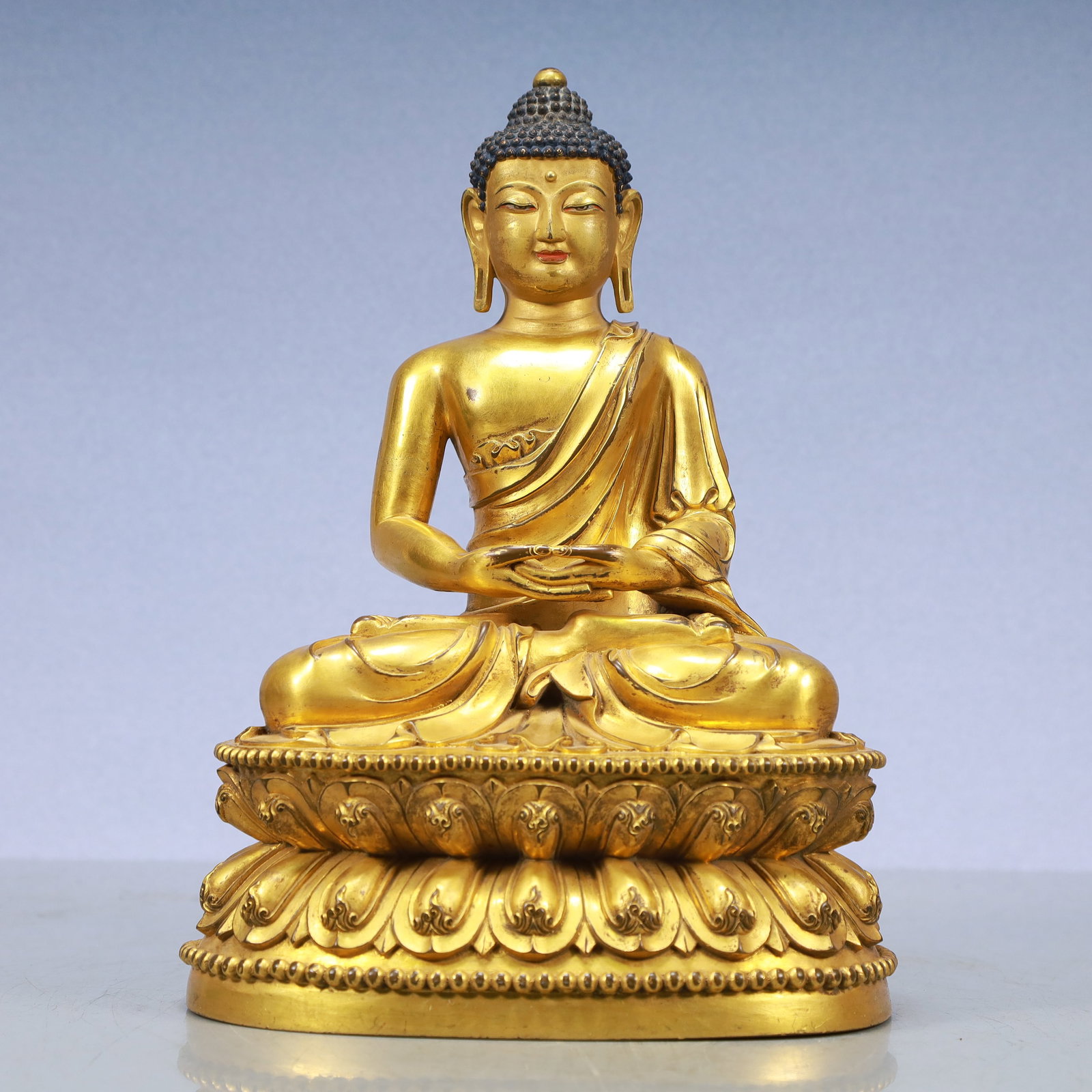 A Exquisite Gilt Bronze Statue of Sakyamuni: A Exquisite Gilt Bronze Statue of Sakyamuni Ming Dynasty, China Xuande Six-character Mark Size:7.9inx6.3inx11.2in Weight:6350g铜鎏金如来 中国明代 
