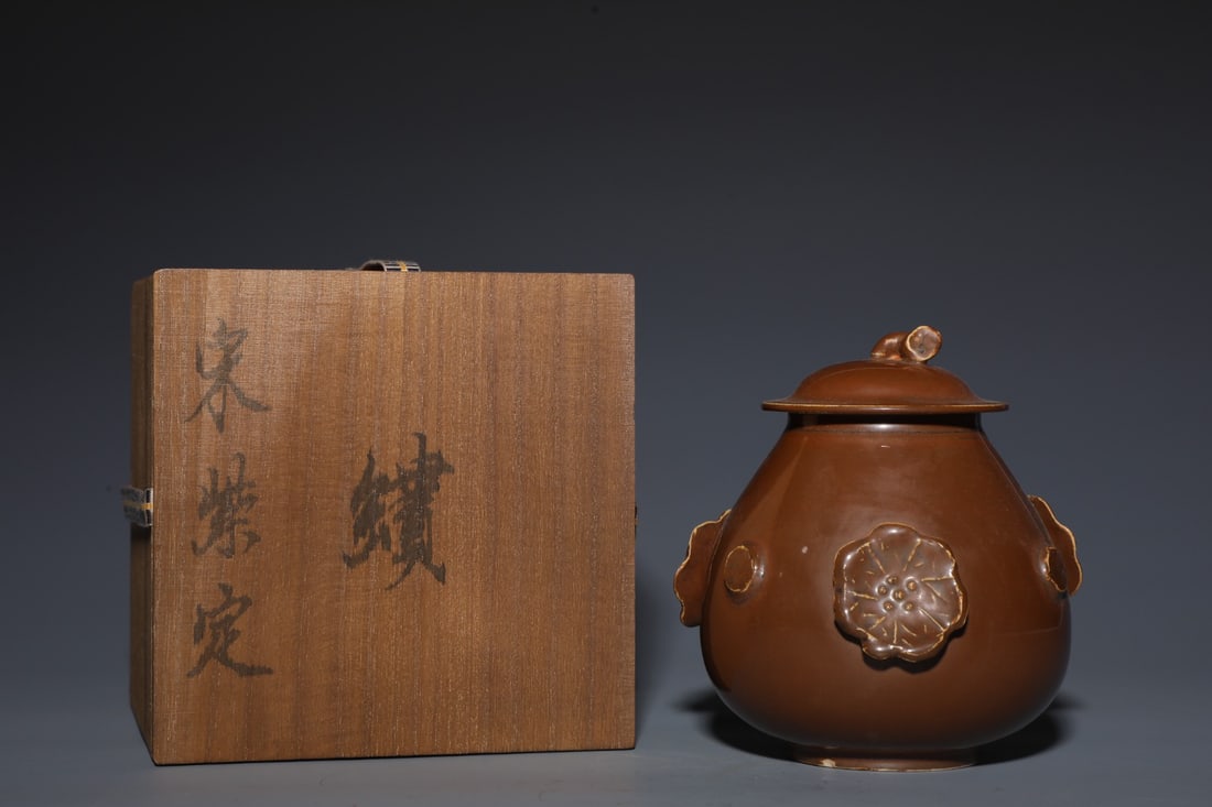 An Exquisite Ding yao Lotus Leaf Pattern Jar with Cover: An Exquisite Ding yao Lotus Leaf Pattern Jar with Cover,Song Dynasty,China,Size:5.5inx4.5in定窑荷叶纹盖罐,中国宋代,Size:14cmx11.5cm