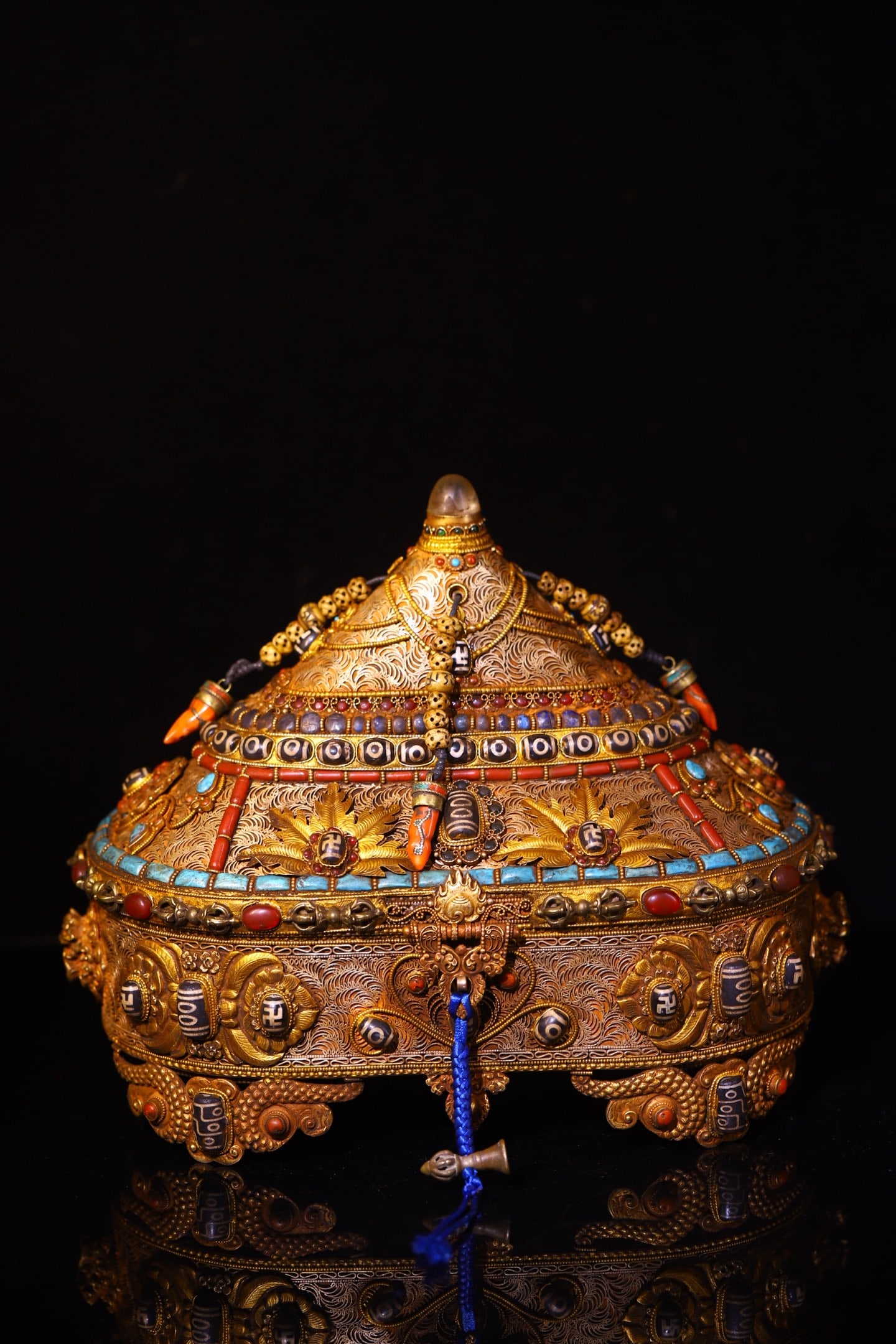 A Rare Silver Inlaid Dzi Bead and Gems Box: A Rare Silver Inlaid Dzi Bead and Gems Box,Qing Dynasty,China,Size:10.2inx12.2inx6.7in,Weight:3000g银镶天珠和宝石箱,中国清代,Siz