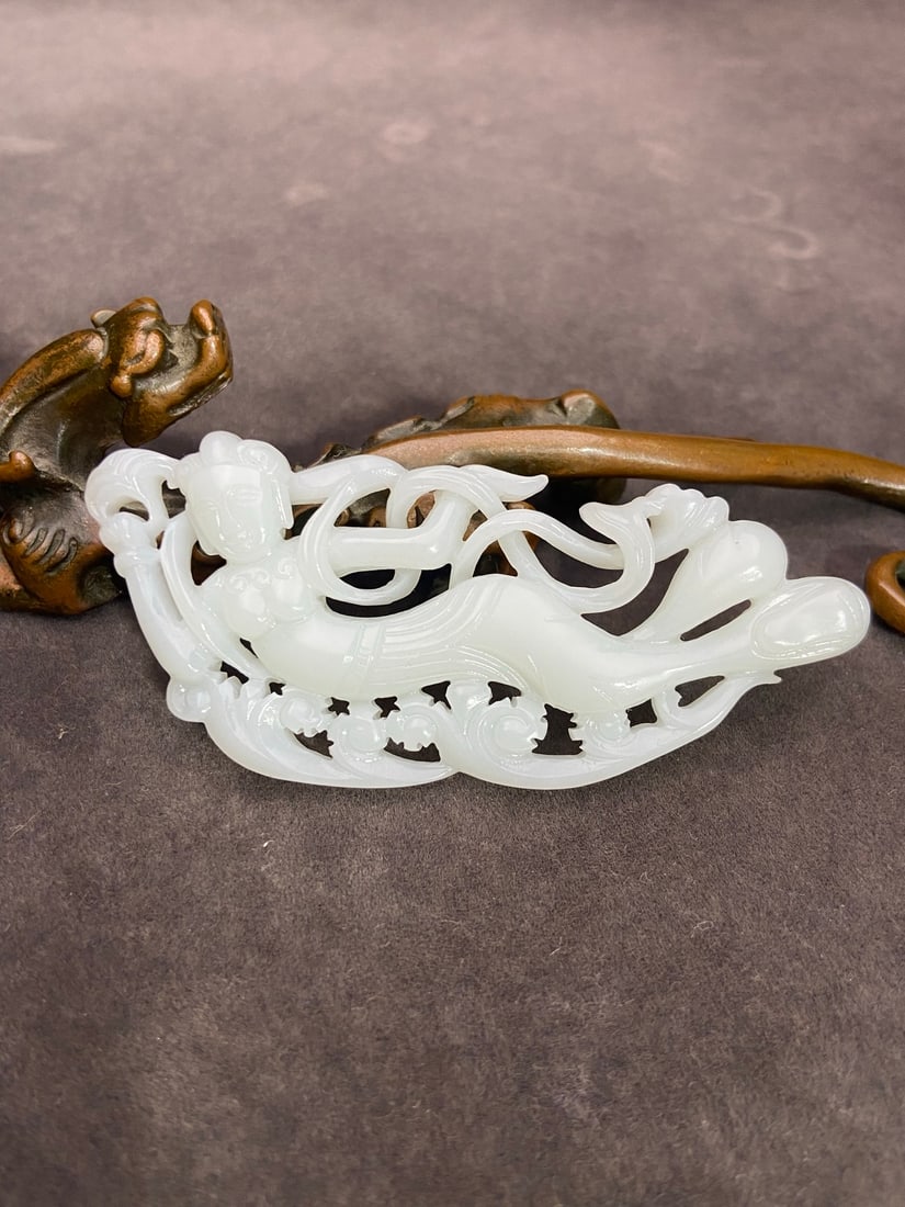 An Exquisite White Jade Figure Pendant (1 of 9)