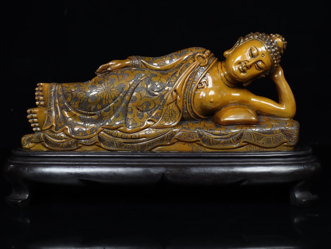 An Exquisite Tianhuang Stone Buddha Statue Ornament: An Exquisite Tianhuang Stone Buddha Statue Ornament,Qing Dynasty, China,Shangjun Mark,Size:6.3inx11.4inx3.1in,Weight:2182g田黄石佛像摆件,中国ę