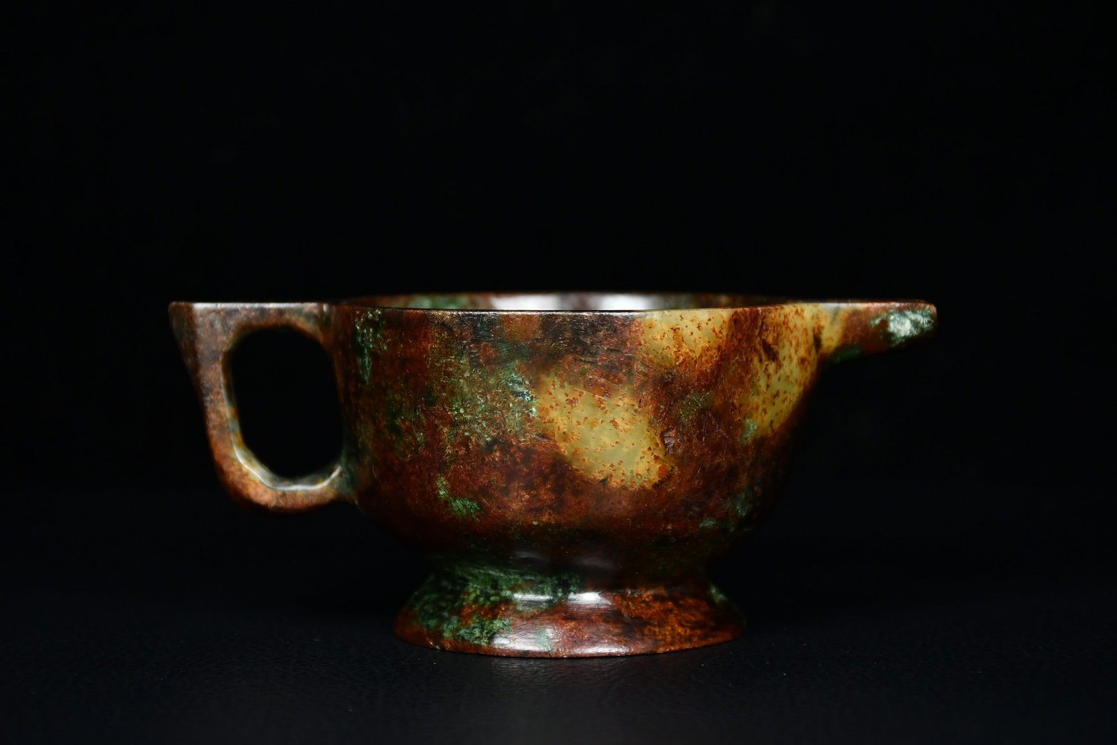 An Exquisite White Jade Cup: An Exquisite White Jade Cup,Qing Dynasty, China,Size:2inx4.3in,Weight:176g白玉杯,中国清代,Size:5cmx11cm,Weight:176g