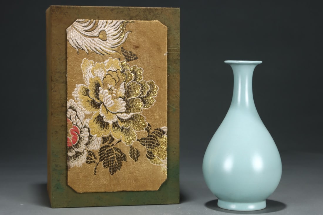 An Exquisite Ru yao Sky Blue Glazed Vase: An Exquisite Ru yao Sky Blue Glazed Vase,Song Dynasty, China,Size:8.1inx4.4in汝窑天青釉瓶,中国宋代,Size:20.7cmx11.3cm