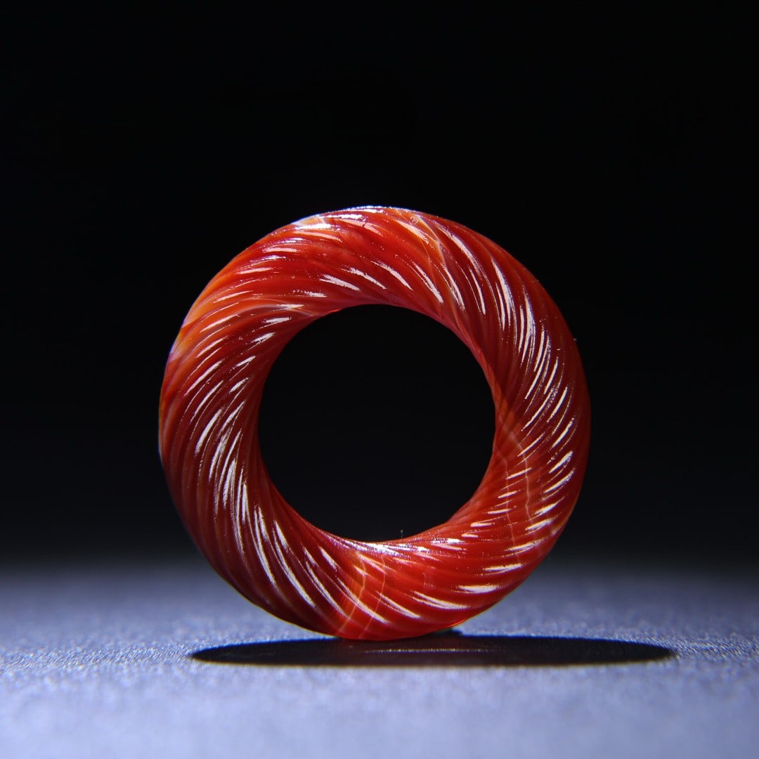 An Exquisite Agate Pendant: An Exquisite Agate Pendant,Qing Dynasty,China,Size:2inx0.5in,Weight:34g玛瑙挂件,中国清代,Size:5cmx1.2cm,Weight:34g