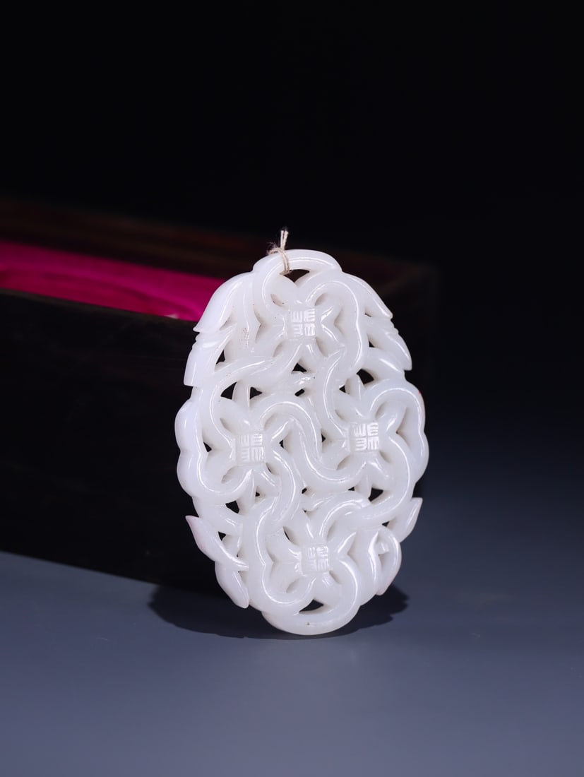 An Exquisite White Jade Pendant: An Exquisite White Jade Pendant,Qing Dynasty,China,Size:2.9inx2inx0.2in,Weight:40g白玉挂件,中国清代,Size:7.3cmx5cmx0.6cm,Weight:40g