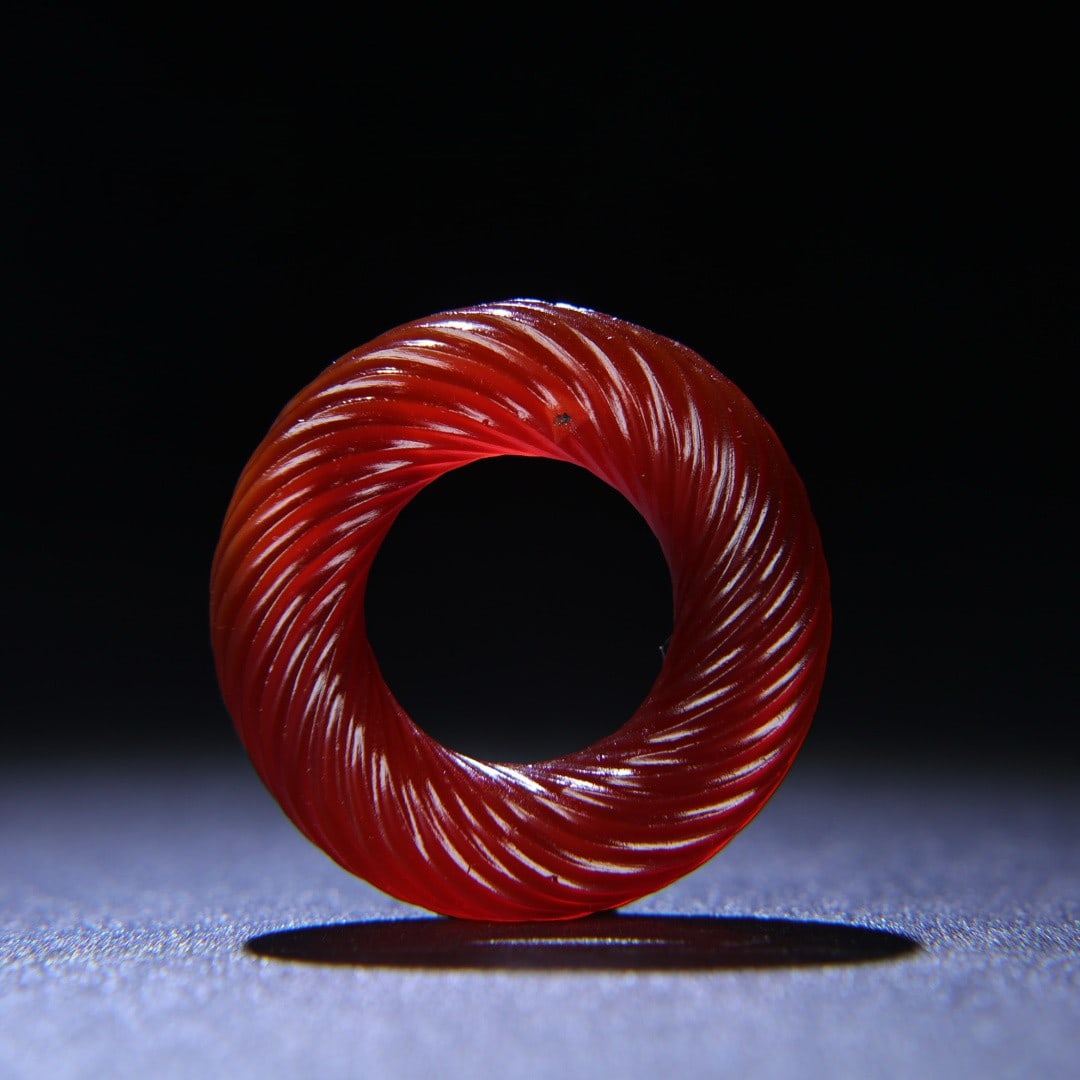 An Exquisite Agate Pendant: An Exquisite Agate Pendant,Qing Dynasty,China,Size:1.7inx0.5in,Weight:28g玛瑙挂件,中国清代,Size:4.4cmx1.3cm,Weight:28g
