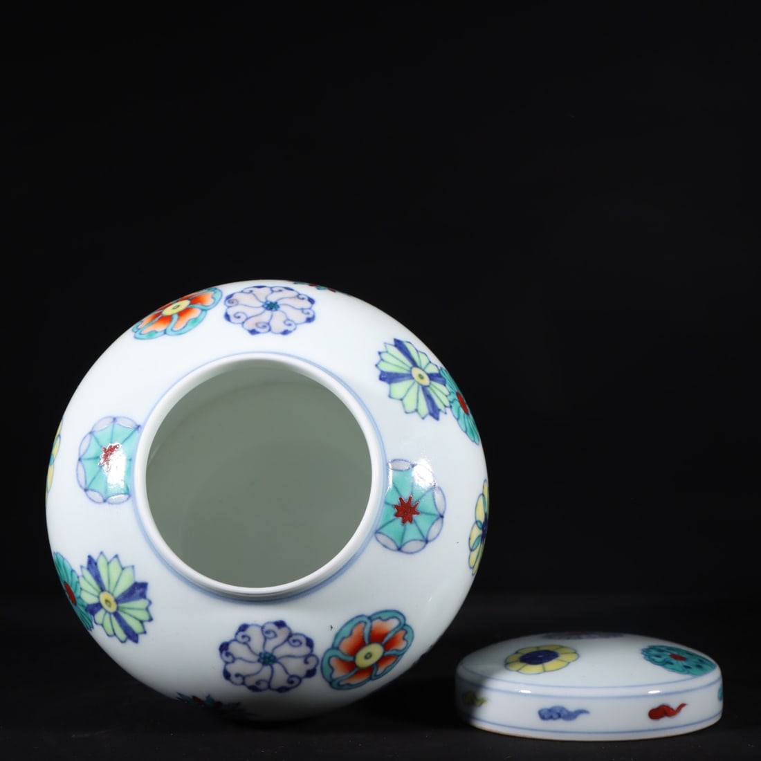 A Rare Doucai Flower Pattern Jar - 8