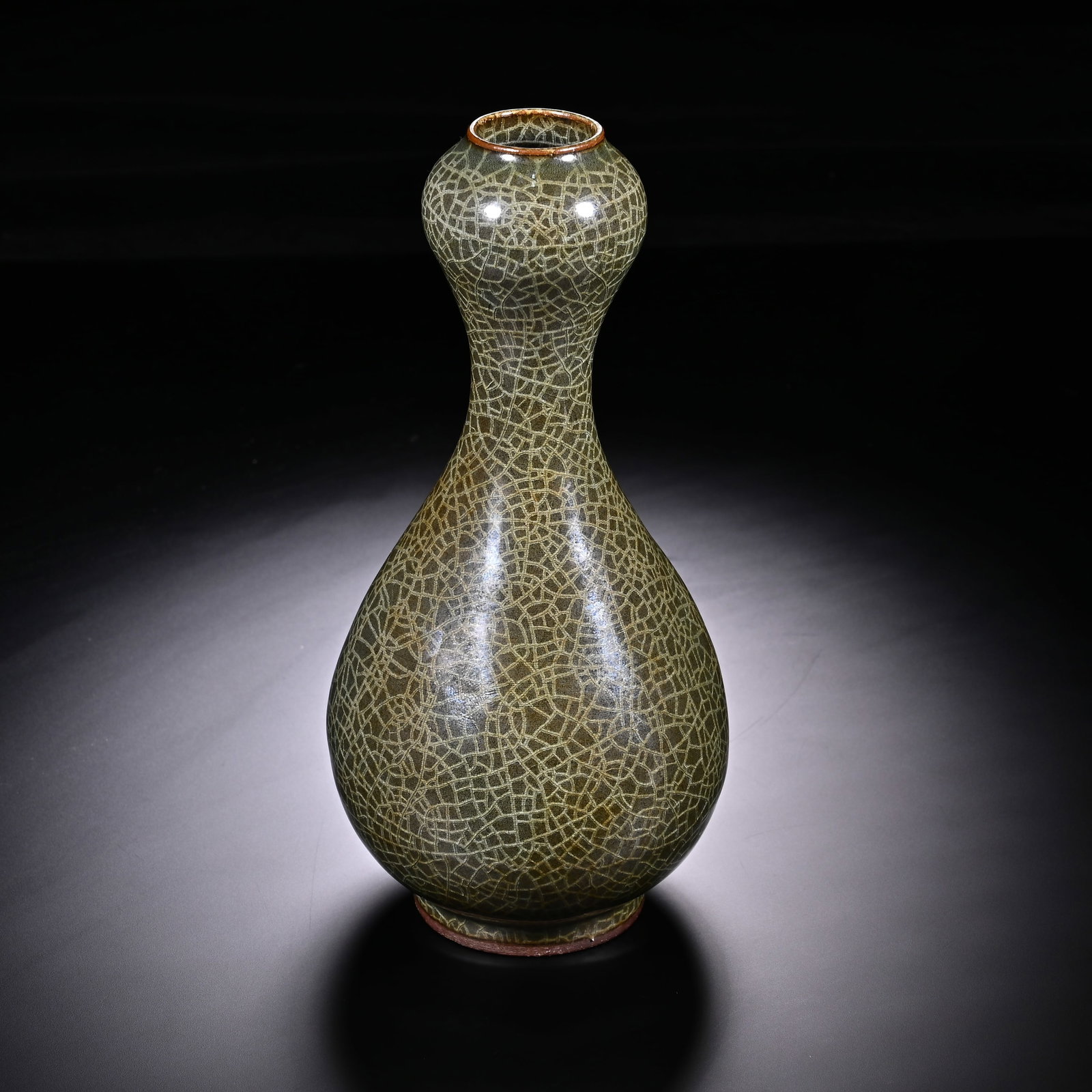 An Exquisite Longquan yao Vase: An Exquisite Longquan yao Vase Qing Dynasty, China Size:6.9in龙泉窑瓶 中国清代 Size:17.5cm