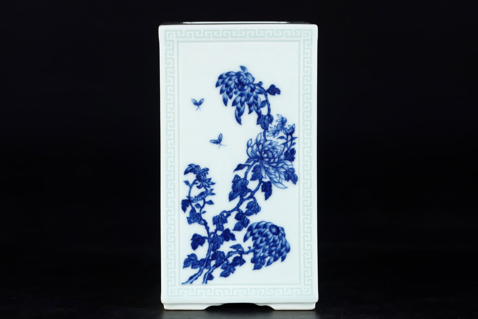 An Exquisite Blue and White Chrysanthemum Pattern Brush Pot: An Exquisite Blue and White Chrysanthemum Pattern Brush Pot,Qing Dynasty, China,With