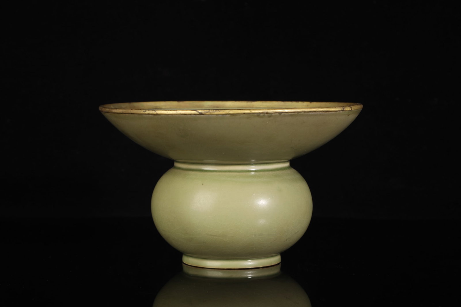 An Exquisite Yue yao Celadon Cover with Gold Dragon Pattern Jar: An Exquisite Yue yao Celadon Cover with Gold Dragon Pattern Jar,Tang