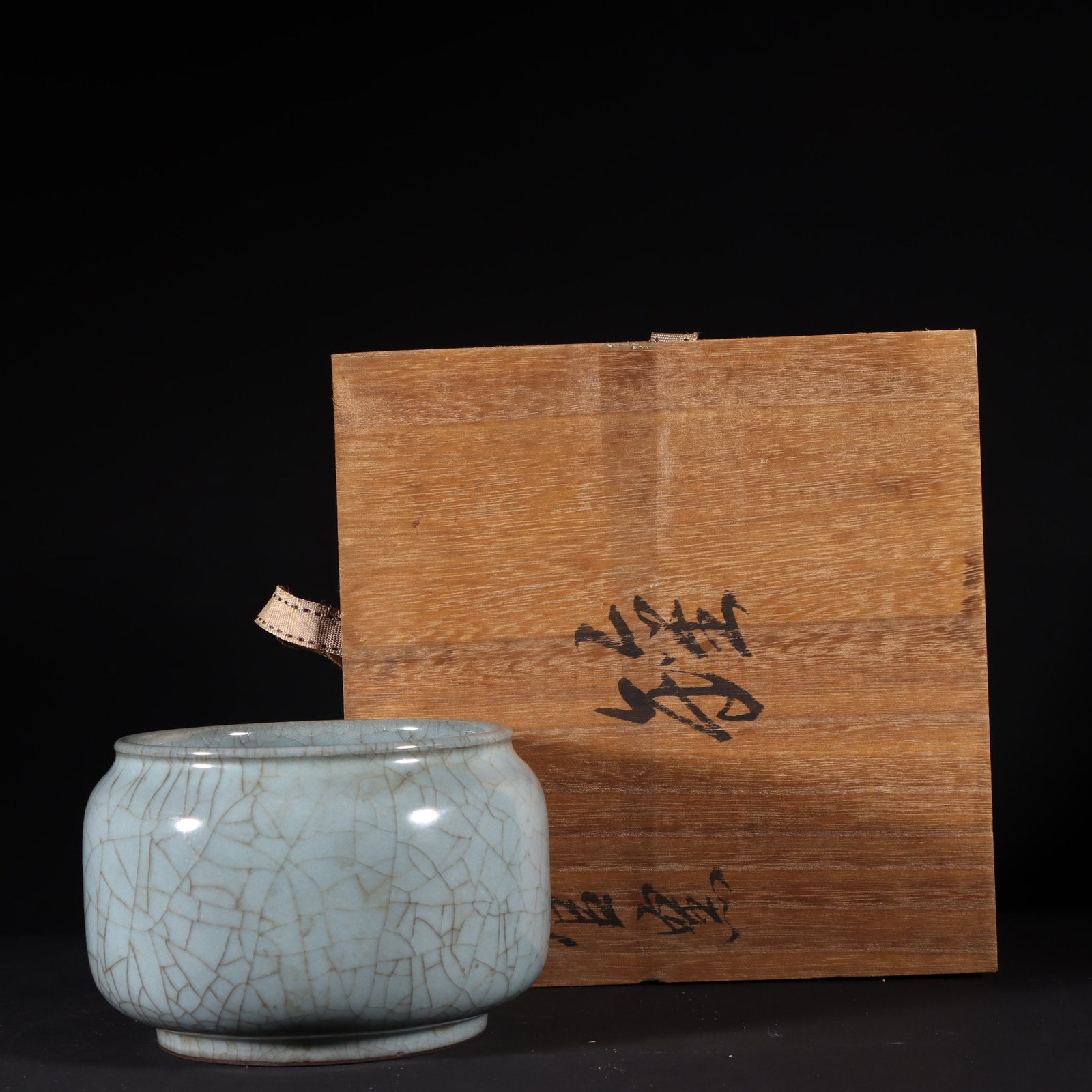An Exquisite Guan yao Celadon Glazed Jar: An Exquisite Guan yao Celadon Glazed Jar,Song Dynasty,China,Size:3.5inx5.3in官窑青釉罐,中国宋代,Size:9cmx13.5cm