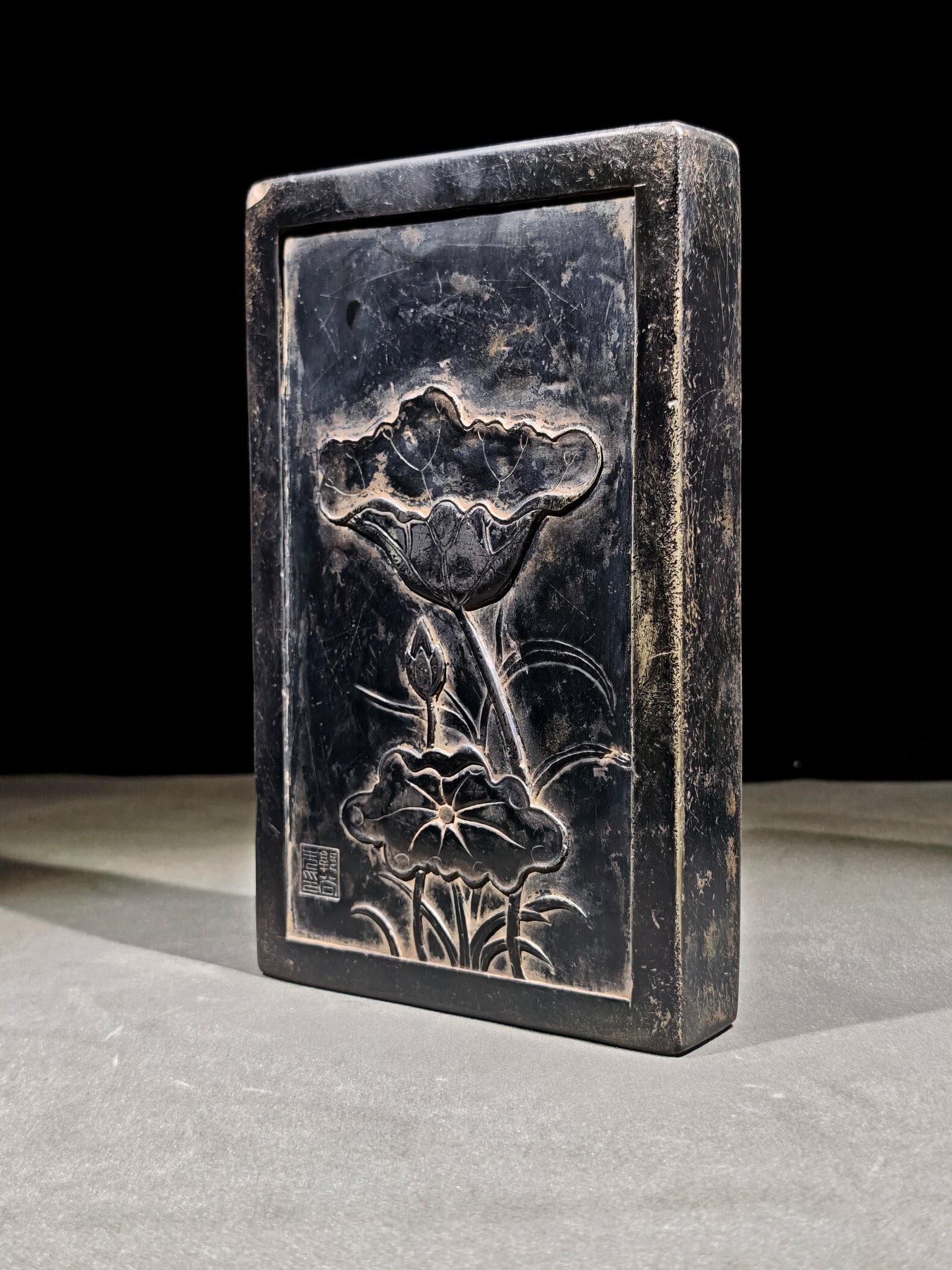 An Exquisite Lotus Leaf Pattern Inkstone: An Exquisite Lotus Leaf Pattern Inkstone,Qing Dynasty,China,Guo Shangxian Mark,Size:8.7inx5.4inx1.3in荷叶纹砚台,中国清代,郭尚先&