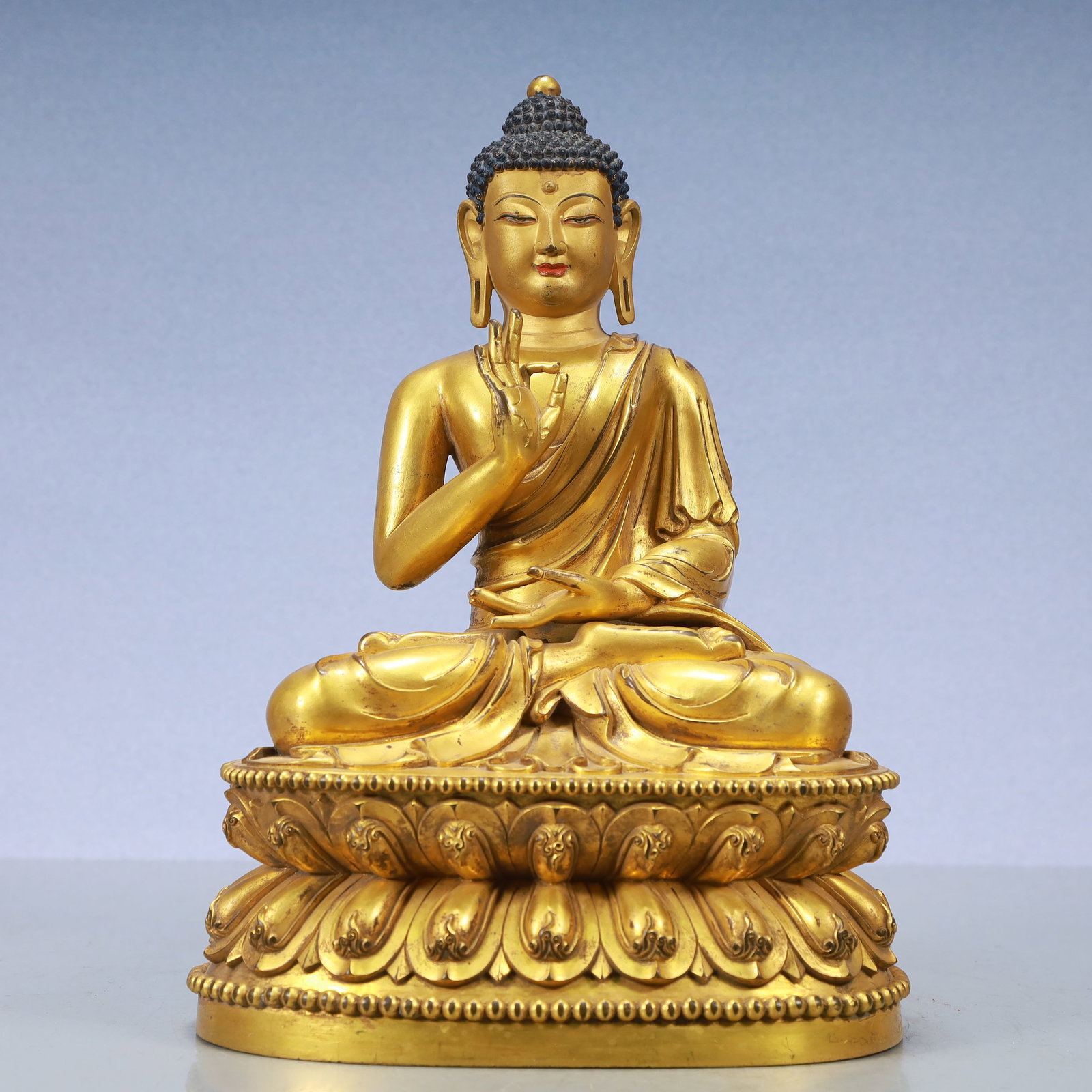 A Exquisite Gilt Bronze Statue of Sakyamuni: A Exquisite Gilt Bronze Statue of Sakyamuni Ming Dynasty, China Xuande Six-character Mark Size:7.9inx5.9inx11.4in Weight:5780g铜鎏金如来 中国明代