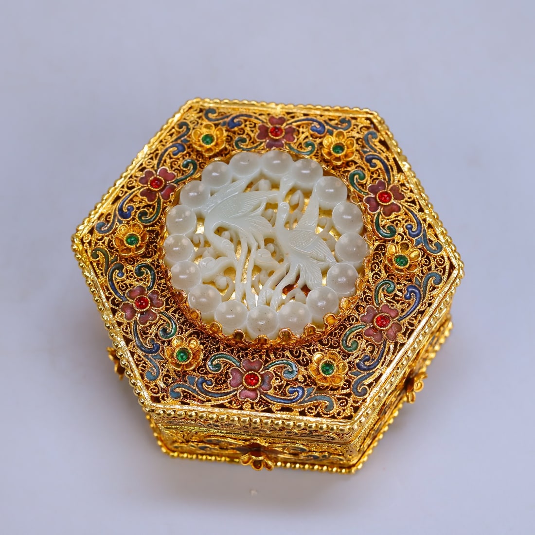 An Exquisite Filigree and Gilding Inlaid White Jade Crane Pattern Box with Cover,Inlaid Gems: An Exquisite Filigree and Gilding Inlaid White Jade Crane Pattern Box with Cover,Inlaid Gems,Qing Dynasty,China,Qianlong Four-character Mark,Size:1.6inx3.9in,Weight:245g花丝鎏金
