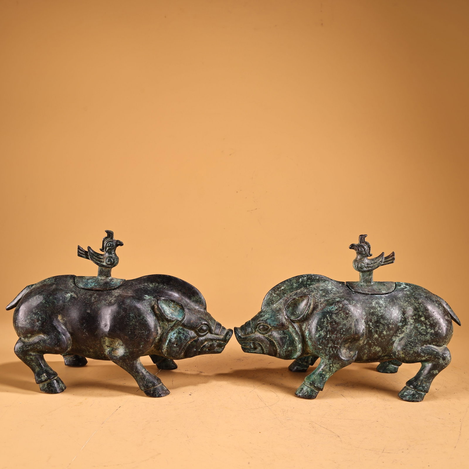 A Pair of Archaic Bronze Pig-Shaped Vases: A Pair of Archaic Bronze Pig-Shaped Vases,Qing Dynasty,China,Size:5.1inx7.9in,Total Weight:2000g一对青铜猪形瓶，中国清代，