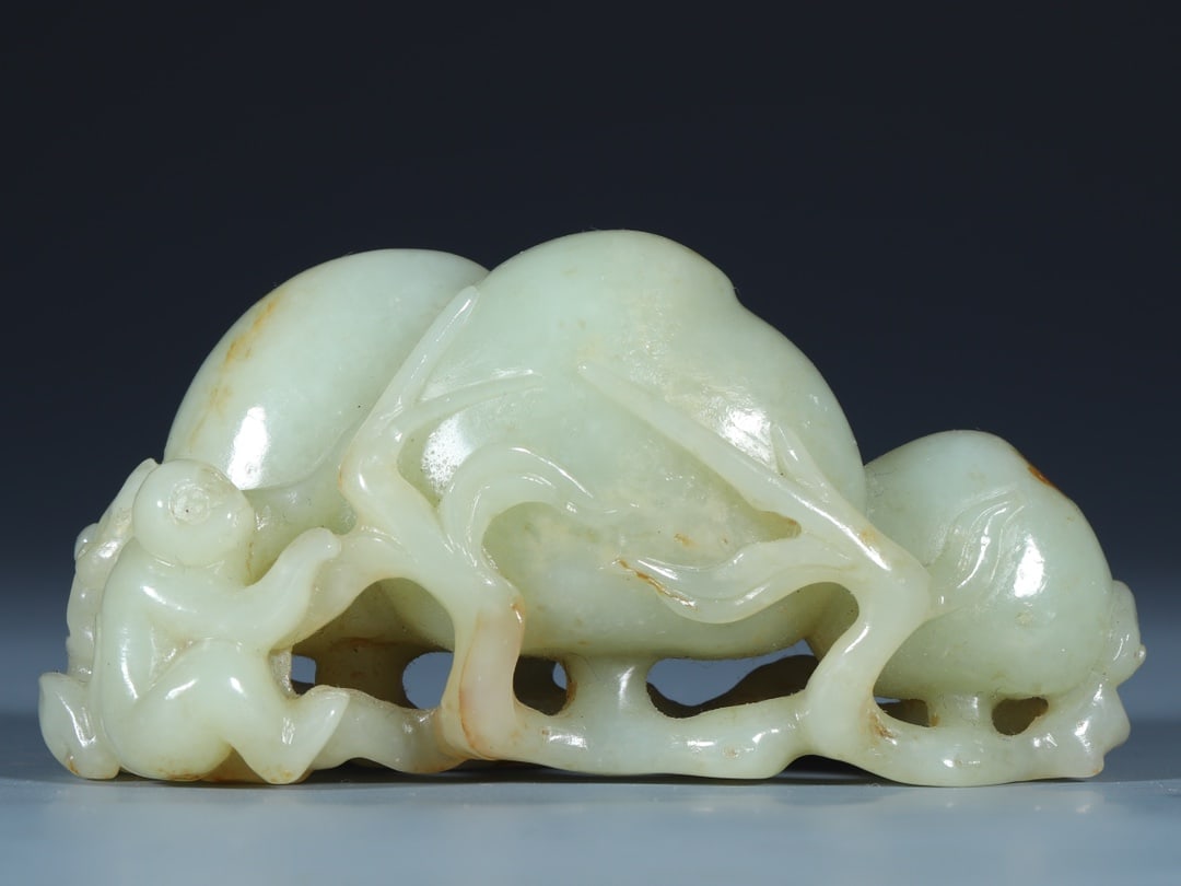 An Exquisite White Jade Peach Ornament: An Exquisite White Jade Peach Ornament Qing Dynasty, China Size:3.7inx1.4inx1.7in Weight:172g中国清代 和田玉灵猴献寿雕件Si