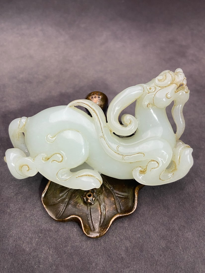 An Exquisite White Jade Auspicious Beast Hand Piece: An Exquisite White Jade Auspicious Beast Hand Piece,Han Dynasty,China,Size:3.7inx2.2inx1in,Weight:142g白玉瑞兽手把件,中国汉代,Size:9.3