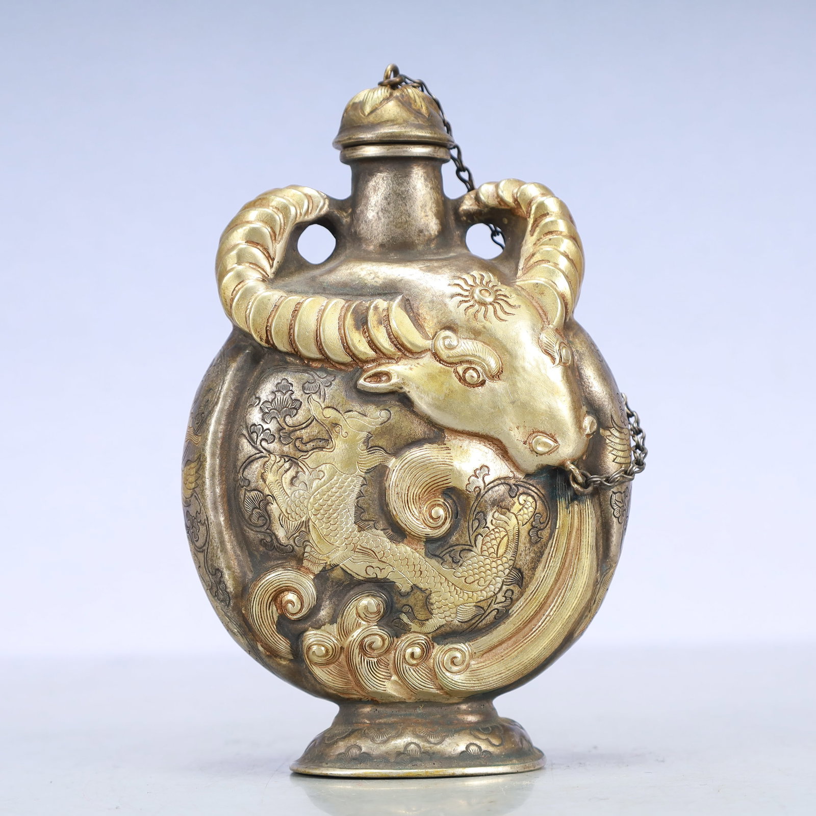 A Exquisite Gilt Silver Auspicious Beast Pattern Double-Ears Vase: A Exquisite Gilt Silver Auspicious Beast Pattern Double-Ears Vase Tang Dynasty, China Zhenguan Four-character Mark Size:4.3inx2inx6.5in Weight:500g铜鎏金银瑞兽ń