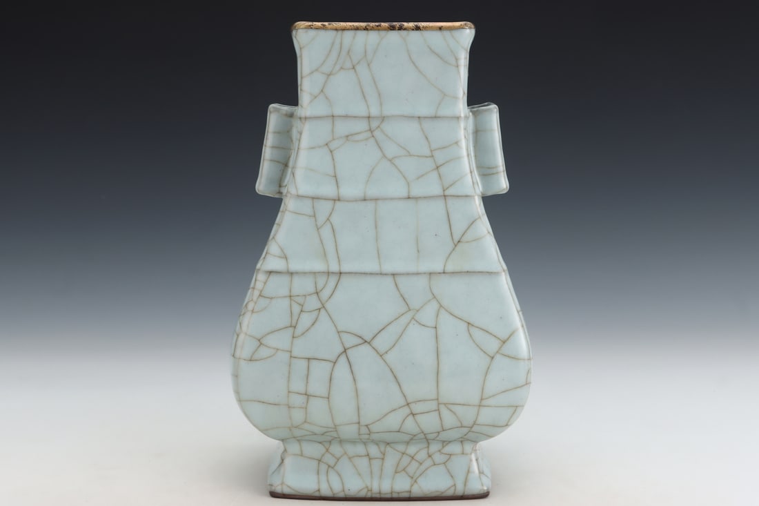 An Exquisite Guan yao White Glazed Cover with Gold Double-Ears Vase: An Exquisite Guan yao White Glazed Cover with Gold Double-Ears Vase,Song Dynasty, China,Royal Court