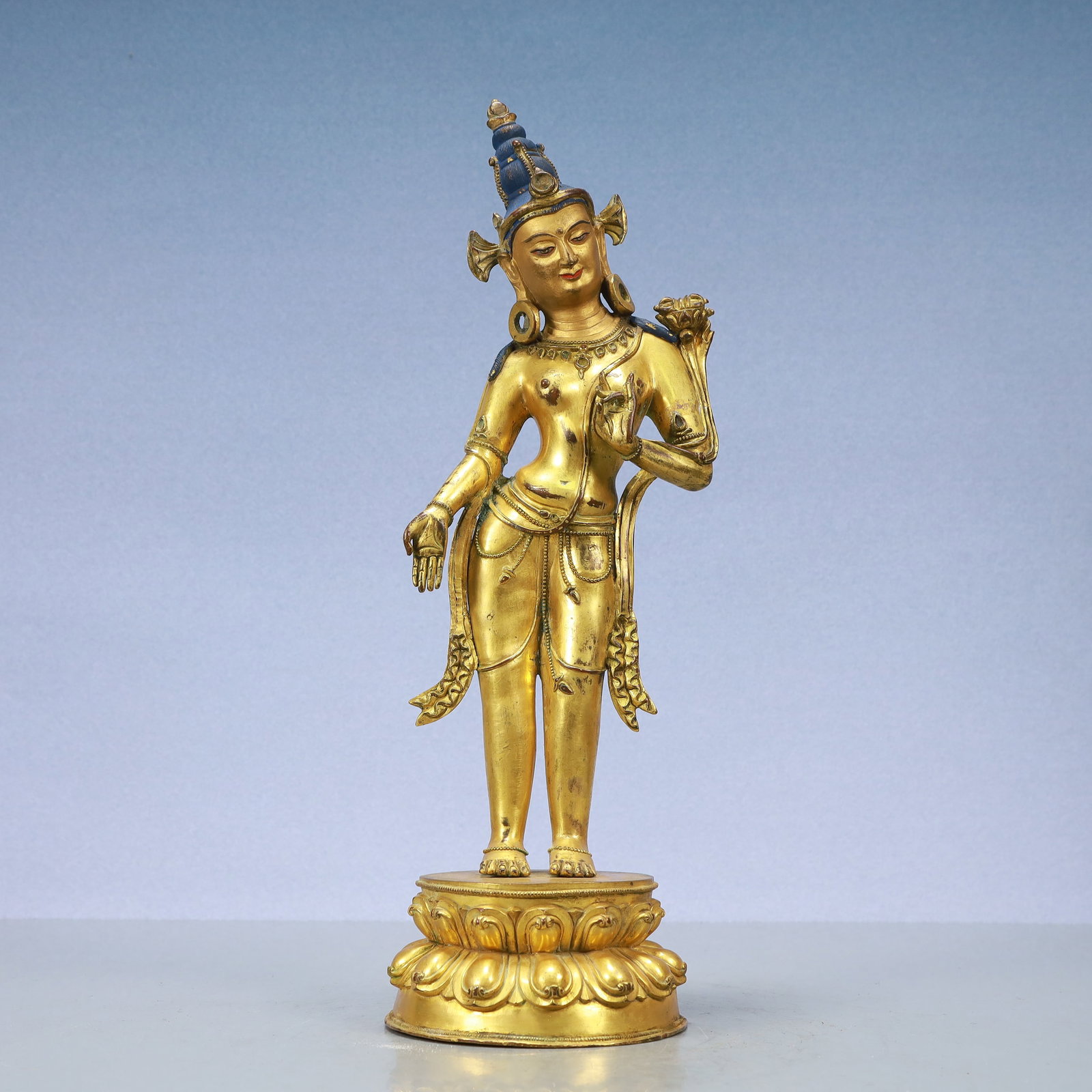 A Exquisite Gilt Bronze Statue of Avalokitesvara: A Exquisite Gilt Bronze Statue of Avalokitesvara Ming Dynasty, China Size:4.7inx15in Weight:2800g铜鎏金观音 中国明代 Size:12cmx38cm Weight:2800g