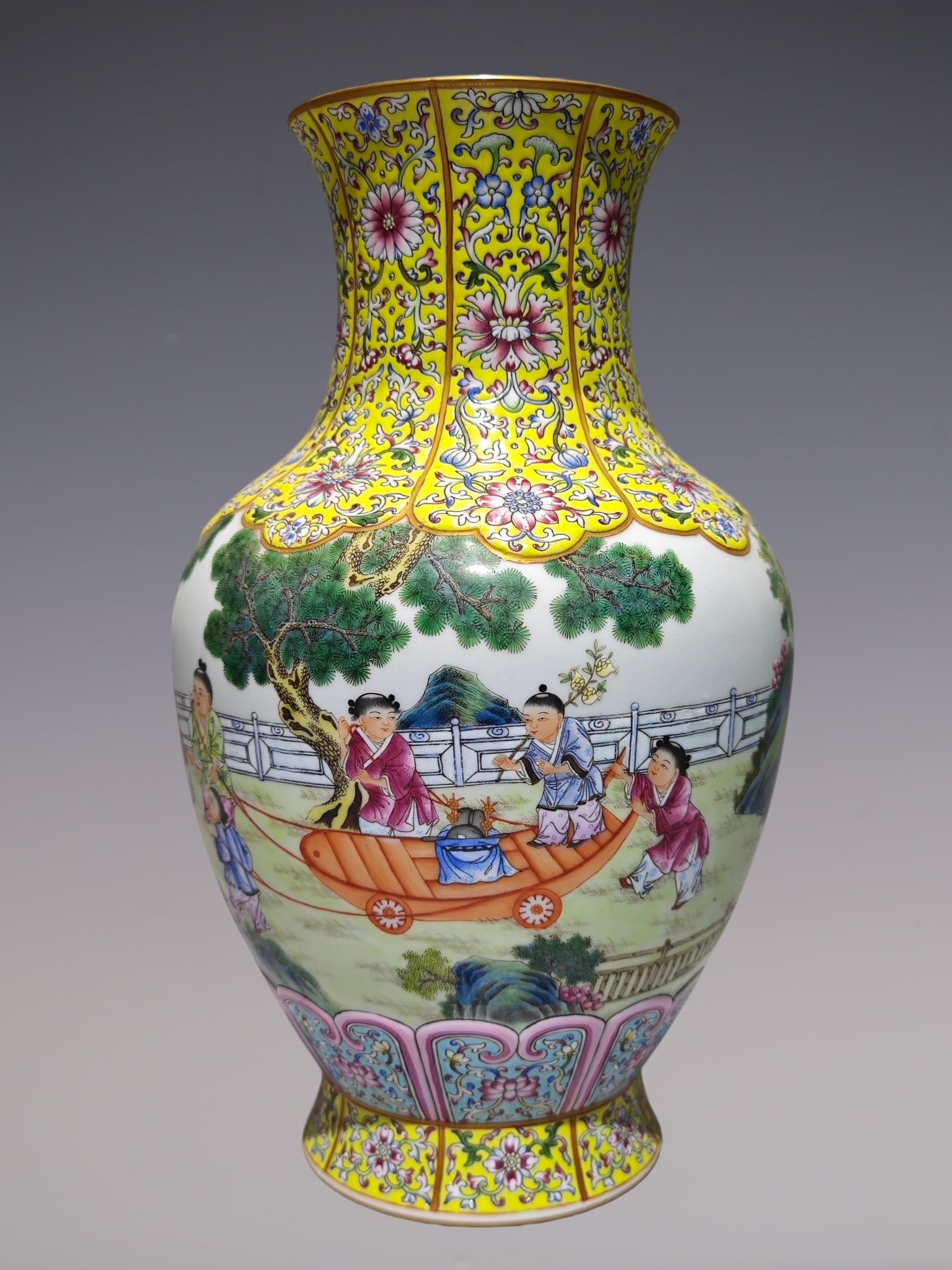 A Rare Enamel Yellow Ground Painted Gold Figure Pattern Vase (1 of 9)