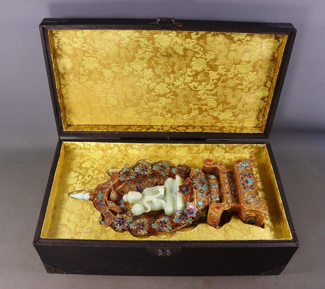 A Rare Filigree and Gilding Inlaid White Jade Blueing Statue of Avalokitesvara Ornament: A Rare Filigree and Gilding Inlaid White Jade Blueing Statue of Avalokitesvara Ornament,Qing Dynasty,China,Qianlong Four-character Mark,Size:14.6inx6.9inx3in,Weight:1698g花丝鎏ດ