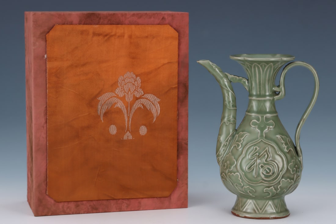 An Exquisite Longquan yao Celadon Glazed Shou-Character Pattern Ewer: An Exquisite Longquan yao Celadon Glazed Shou-Character Pattern Ewer,Song Dynasty, China,Size:10.1inx7.6in龙泉窑青釉寿字纹执壶,中Þ