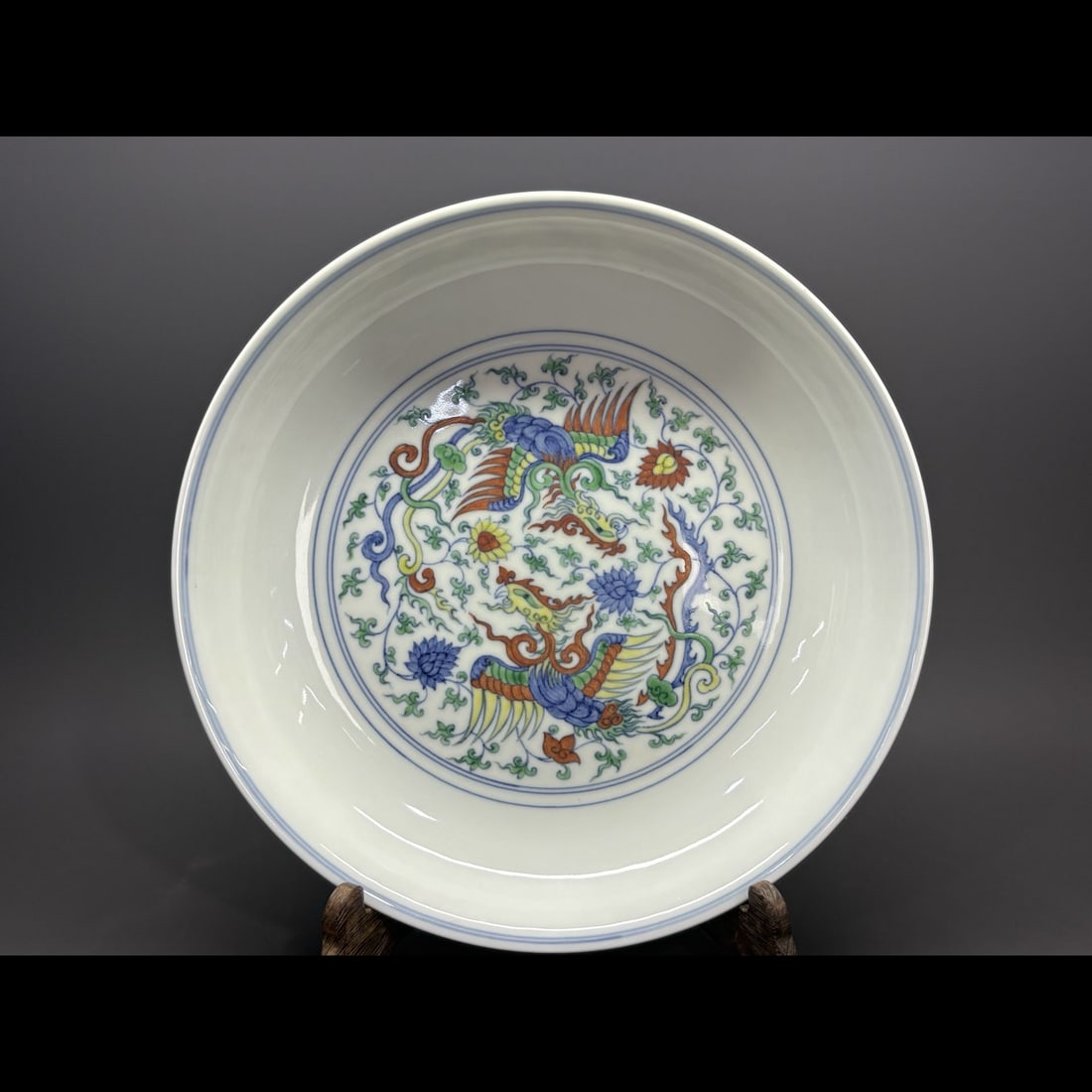 An Exquisite Doucai Interlocking Lotus and Phoenix Pattern Plate: An Exquisite Doucai Interlocking Lotus and Phoenix Pattern Plate,Ming Dynasty, China,Chenghua Six-character Mark,Size:2inx10.1in 斗彩缠枝莲凤纹盘,ߑ
