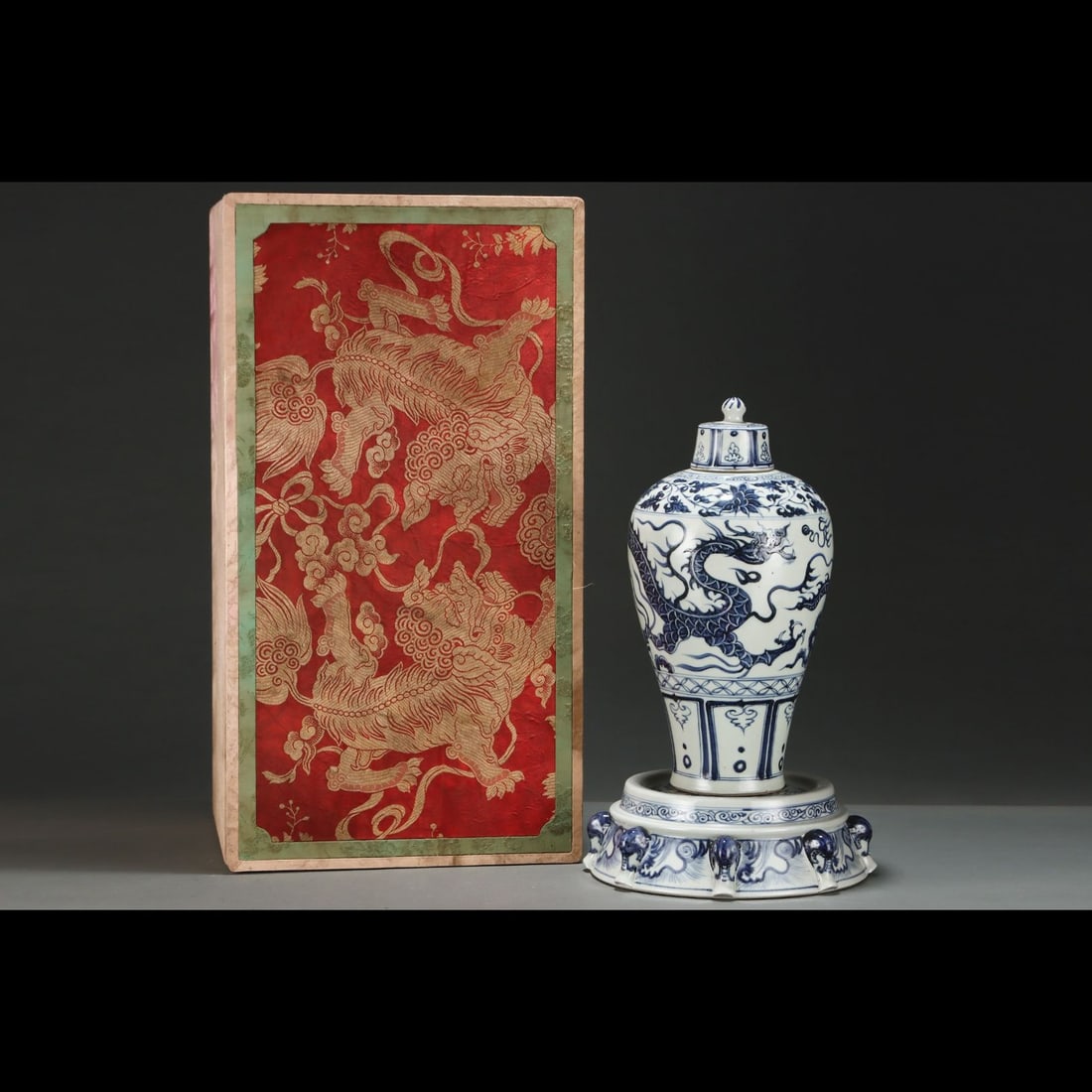 An Exquisite Blue and White Dragon Pattern Vase: An Exquisite Blue and White Dragon Pattern Vase,Ming Dynasty, China,Size:17.4inx10.7in 青花龙纹瓶,中国明代