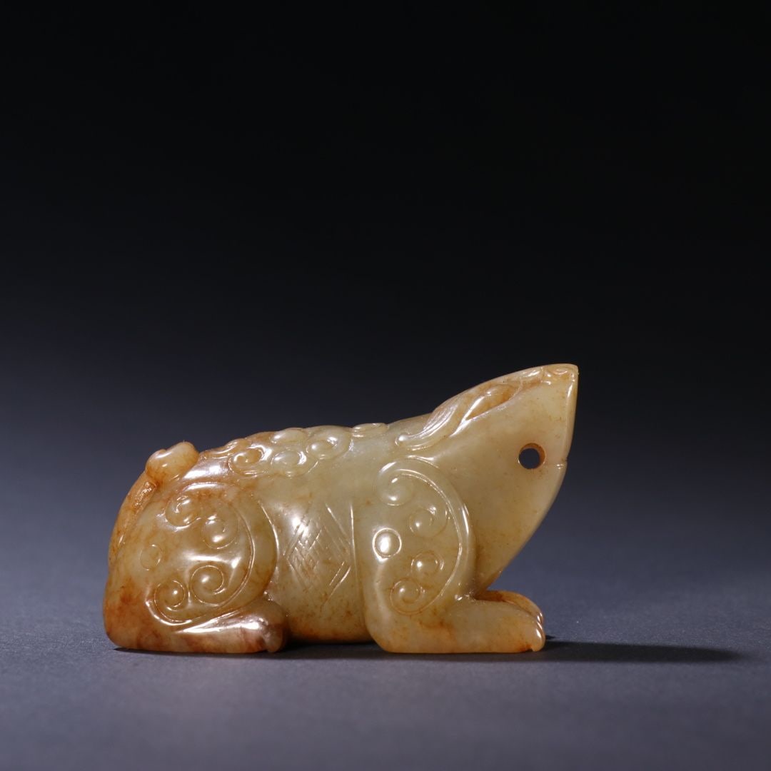 An Exquisite Hotan Jade Golden Toad Ornament: An Exquisite Hotan Jade Golden Toad Ornament,Han Dynasty, China,Size:1.5inx2.6in,Weight:111g 和田玉金蟾,中国汉代