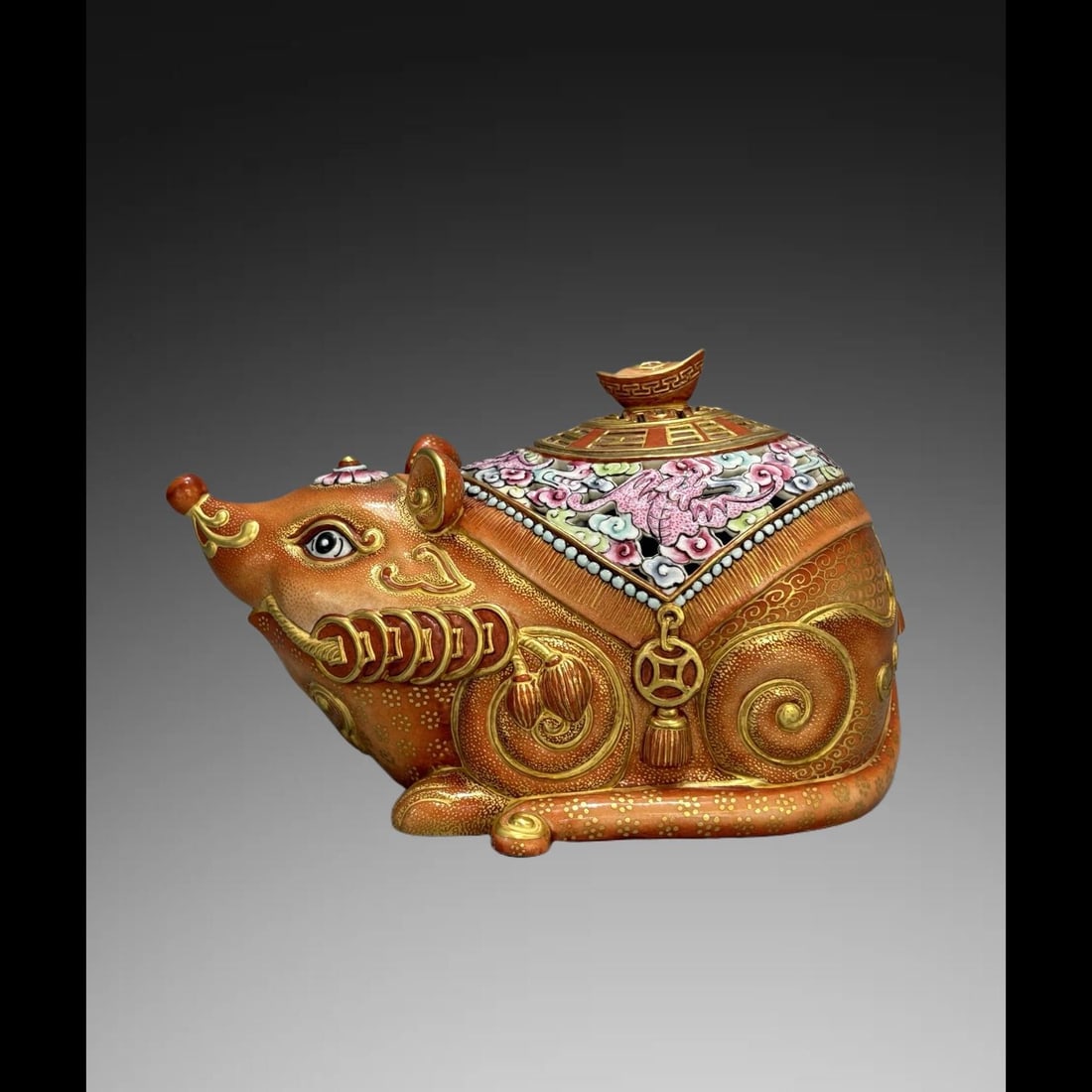 An Exquisite Enamel Iron-Red Painted Gold Rat-Shaped Censer: An Exquisite Enamel Iron-Red Painted Gold Rat-Shaped Censer,Qing Dynasty, China,Qianlong Four‑character Mark,Size:4.3inx7.3in