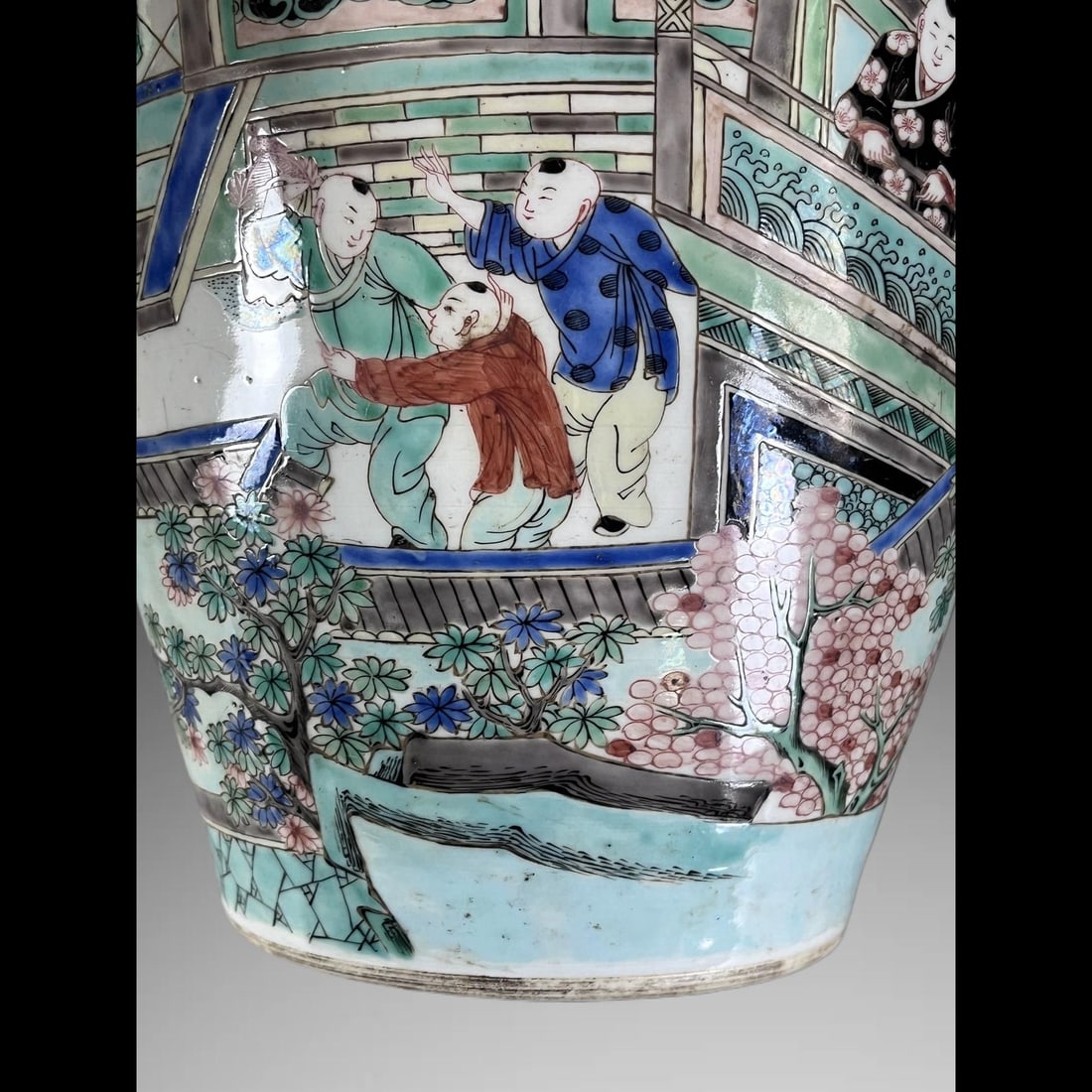An Exquisite Wucai Figures Pattern Vase - 7