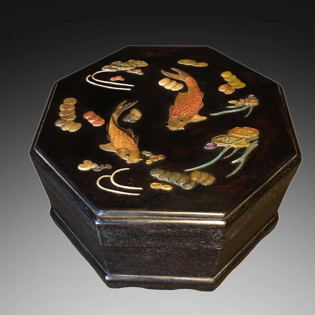 An Exquisite Zitanwood Precious-stone Inlay Fish Pattern Box: An Exquisite Zitanwood Precious-stone Inlay Fish Pattern Box,Qing Dynasty, China,Size:10.2inx4.7in,Weight:1265g 紫檀木镶嵌百宝鱼纹盒,中