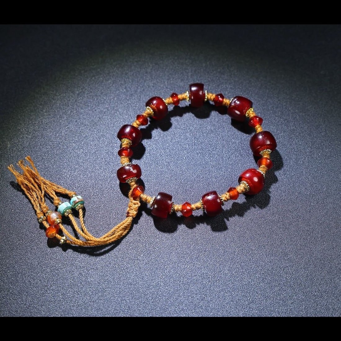 An Exquisite Agate Bracelets: An Exquisite Agate Bracelets,Han Dynasty, China,Size:0.5inx0.3in,Weight:24g 玛瑙手串,中国汉代