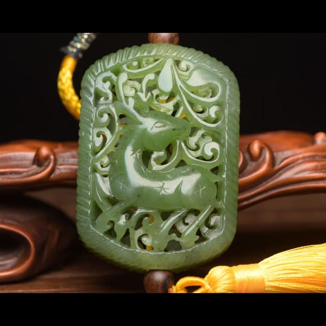 An Exquisite Hotan Jasper Deer Pattern Sachet: An Exquisite Hotan Jasper Deer Pattern Sachet,Ming Dynasty, China,Size:2.4inx1.6inx0.6in,Weight:50g 和田碧玉鹿纹香囊,中国明代