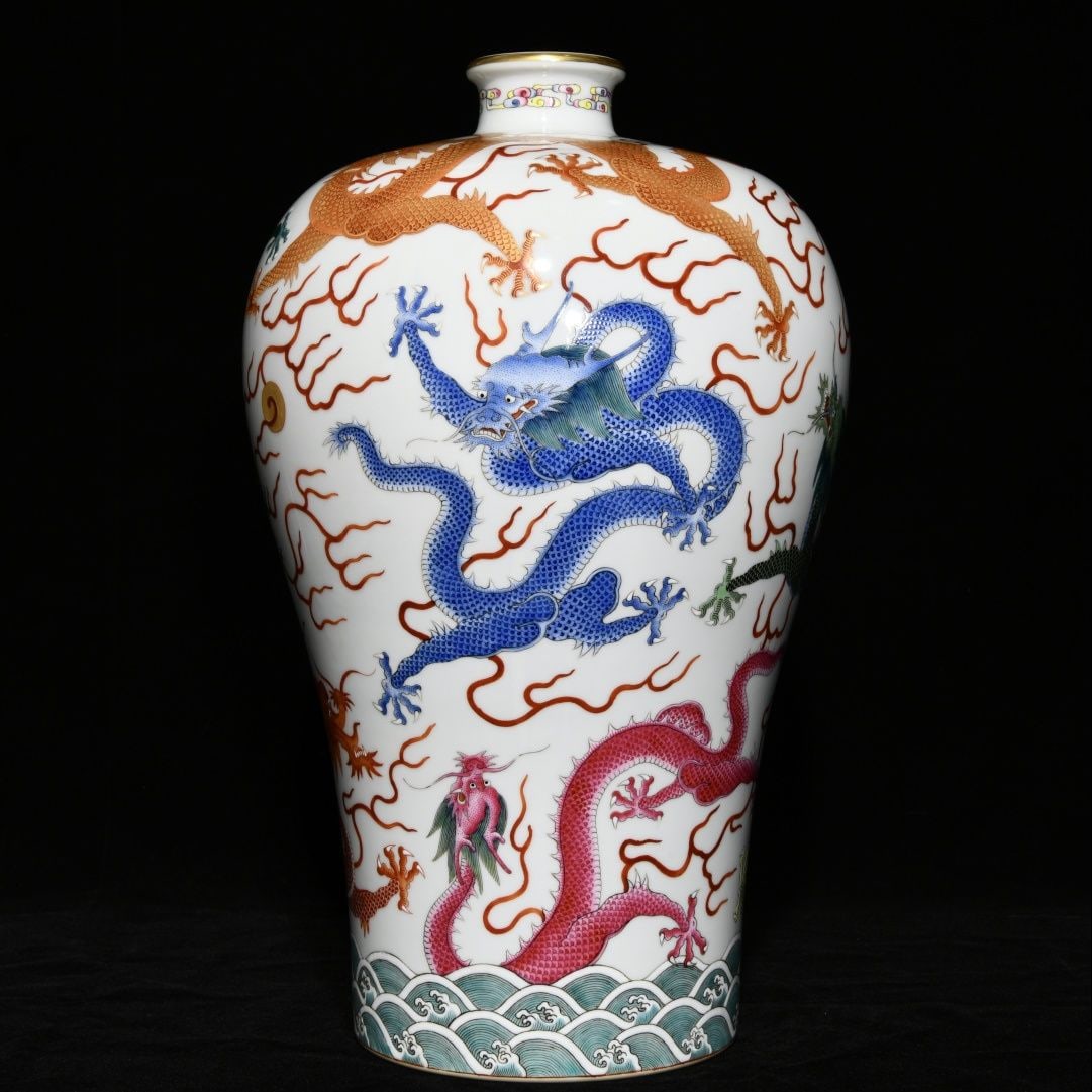 An Exquisite Famille-Rose Dragon Pattern Vase: An Exquisite Famille-Rose Dragon Pattern Vase,Qing Dynasty, China,Yongzheng Six-Character Mark,Size:14.8inx9.3in 粉彩龙纹瓶,中国清代,雍Ē