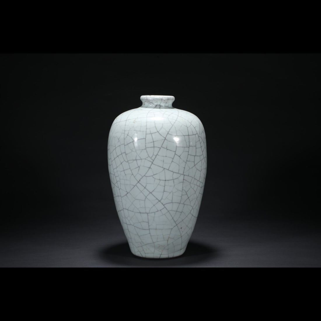 An Exquisite Guan Yao Moon-White Glazed Vase: An Exquisite Guan Yao Moon-White Glazed Vase,Song Dynasty, China,Size:11.8inx6.3in 官窑月白釉瓶,中国宋代