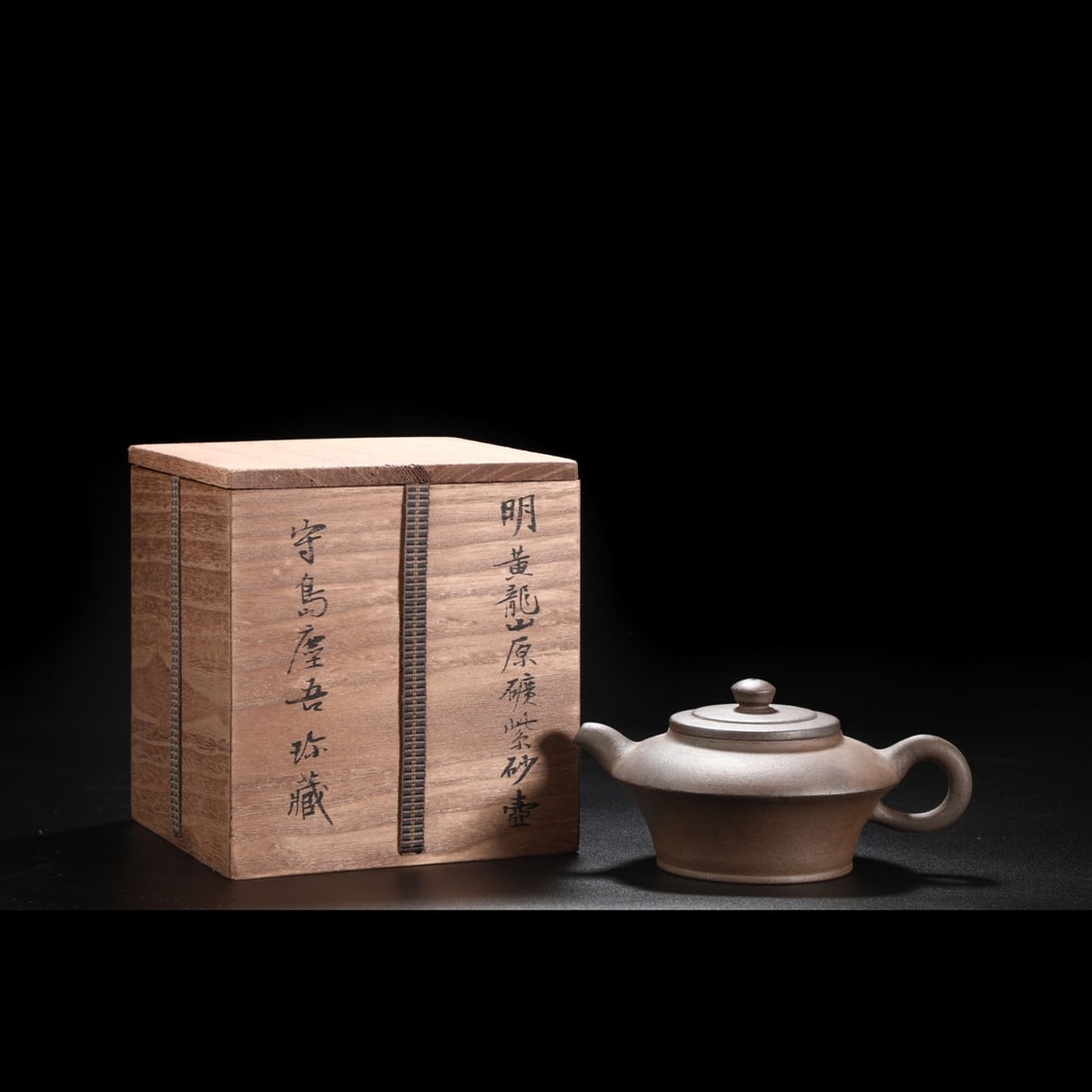An Exquisite Duan Clay Purple Sands Ewer: An Exquisite Duan Clay Purple Sands Ewer,Ming Dynasty, China,With Mark,Size:3.5inx6.9in 段泥紫砂壶,中国明代,带款