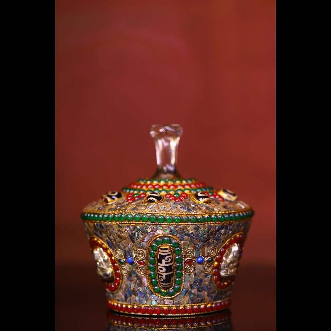 An Exquisite Crystal Inlaid Dzi bead Gems Jar: An Exquisite Crystal Inlaid Dzi bead Gems Jar,Qing Dynasty, China,Size:5.1inx4.7in,Weight:850g 水晶镶嵌天珠宝石罐,中国清代