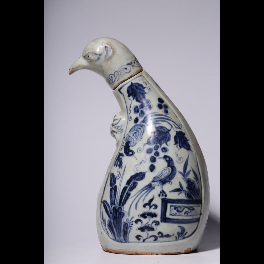An Exquisite Blue and White Flower and Bird Pattern Ewer: An Exquisite Blue and White Flower and Bird Pattern Ewer,Ming Dynasty, China,Size:8.7in 青花花鸟纹壶,中国明代