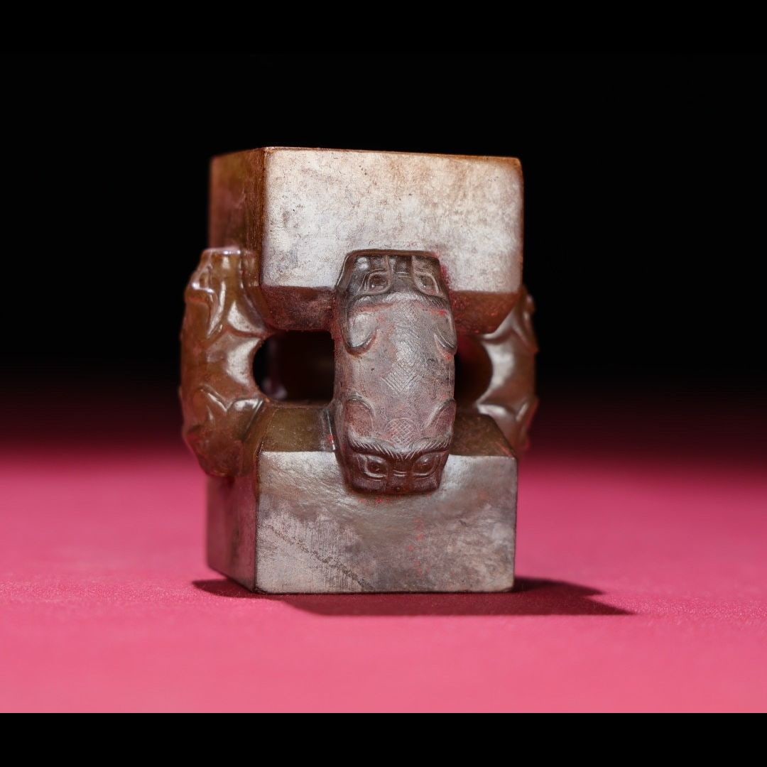 An Exquisite Hotan Jade Animal-Head Seal: An Exquisite Hotan Jade Animal-Head Seal,Han Dynasty, China,Size:2.6inx2.2inx1.6in,Weight:301g 和田玉兽首印章,中国汉代