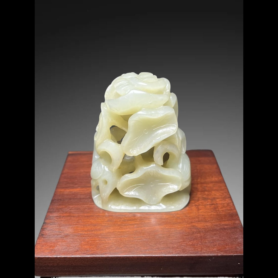 An Exquisite Hotan Jade Crane Ornament: An Exquisite Hotan Jade Crane Ornament,Qing Dynasty, China,Size:1.7inx1inx2.2in,Weight:68g 和田玉鹤摆件,中国清代