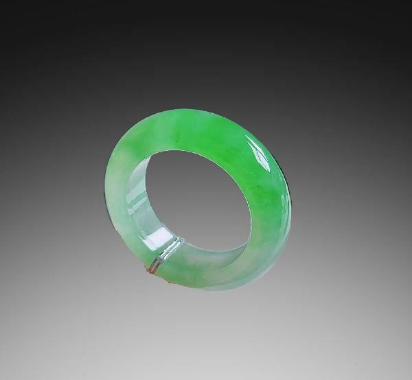 An Exquisite Vivid Ice Green Jadeite Band: An Exquisite Vivid Ice Green Jadeite Band,Qing Dynasty, China,Size:0.7inx0.2inx0.2in 冰阳绿翡翠戒圈,中国清代