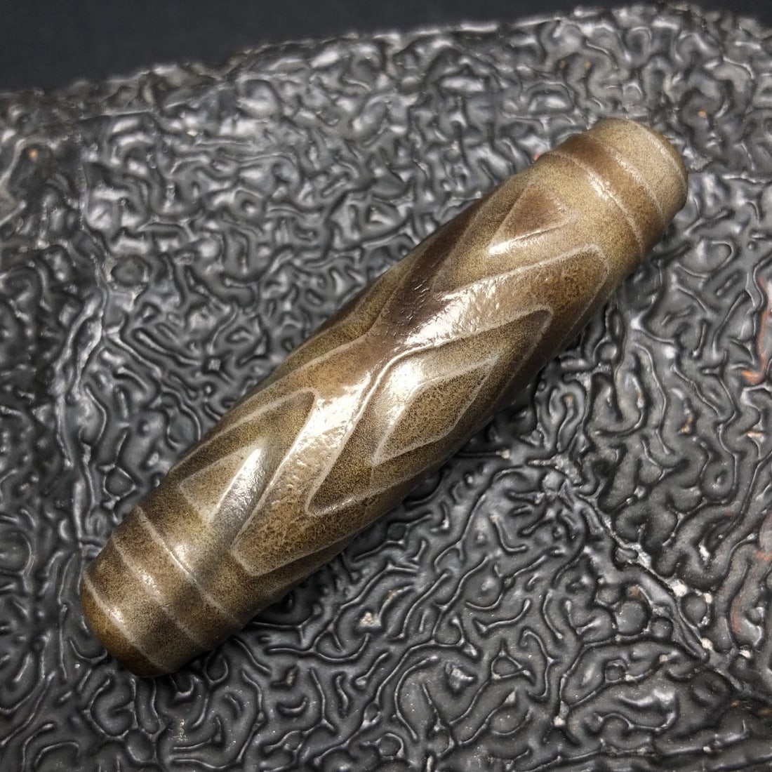An Exquisite Three-Eyes Dzi bead: An Exquisite Three-Eyes Dzi bead,Qing Dynasty, China,Size:2.2inx0.6in,Weight:16.3g 三眼天珠,中国清代