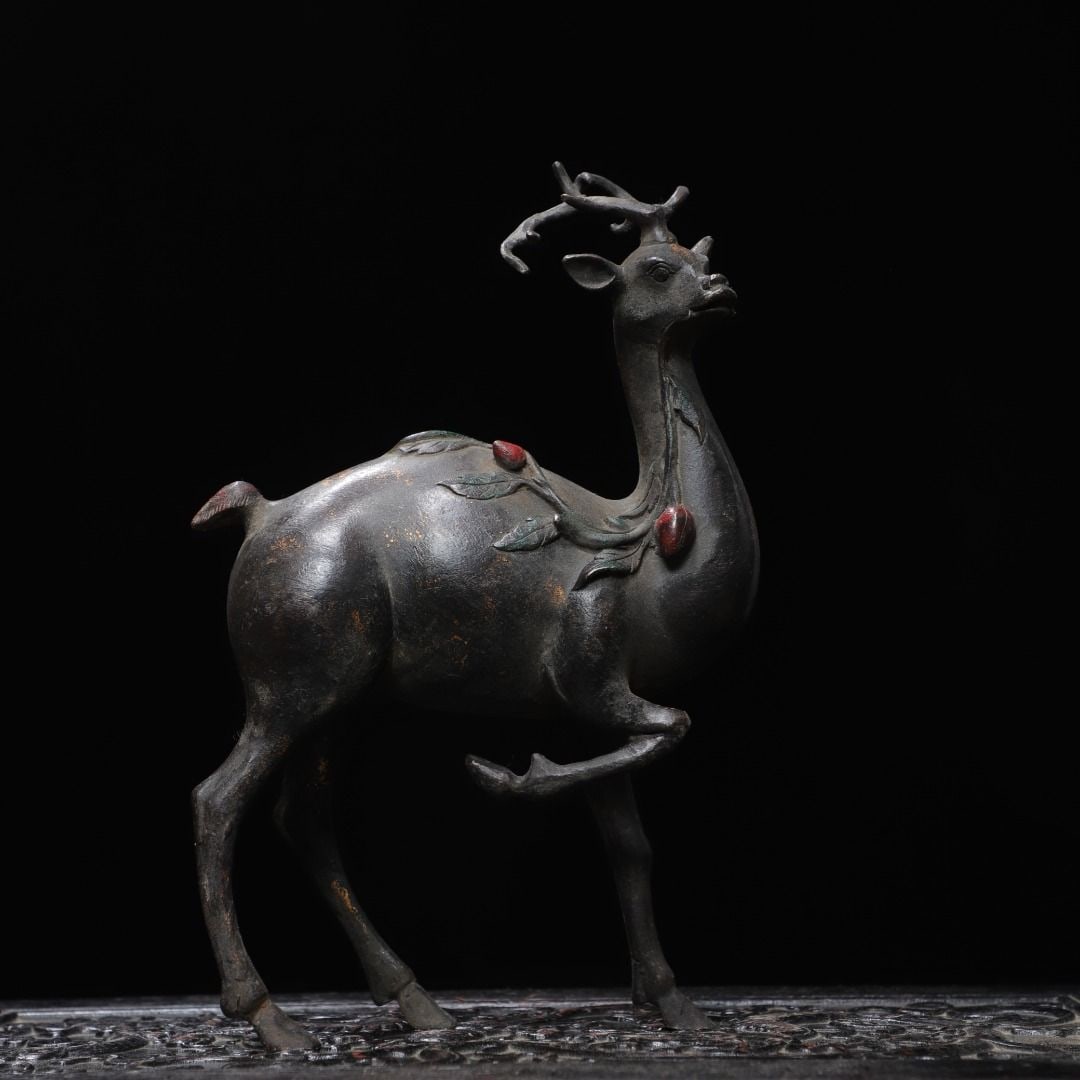 An Exquisite Gilt Bronze Deer Ornament: An Exquisite Gilt Bronze Deer Ornament,Ming Dynasty, China,Size:9.4inx5.5inx2.4in,Weight:1300g 铜拓金鹿摆件,中国明代