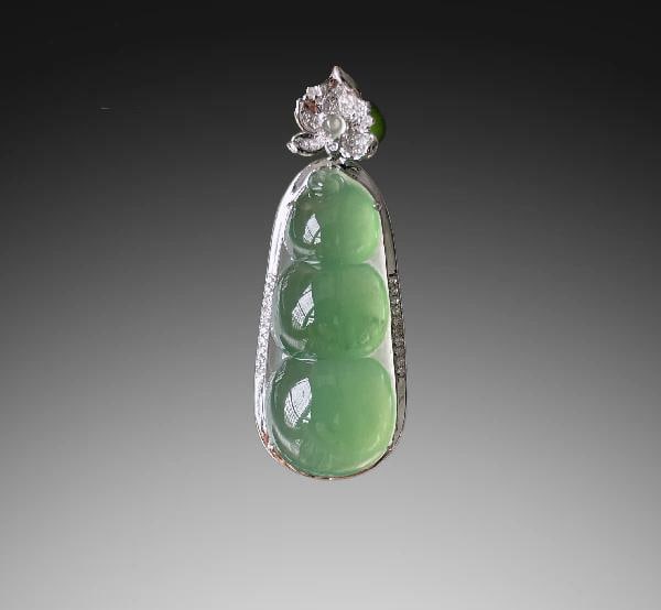 An Exquisite Jadeite High-Ice Sunny-Green Fu-Bean Pendant: An Exquisite Jadeite High-Ice Sunny-Green Fu-Bean Pendant,Qing Dynasty, China,Size:1.5inx0.6inx0.4in 高冰晴绿翡翠福豆吊坠,中国&#