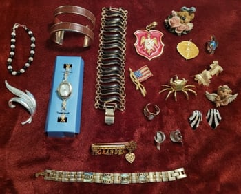 Lot Vintage Mixed Jewelry Brooches, Bracelets, Earrings, Pendants etc